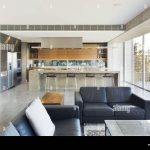 modern-open-plan-living-space-with-kitchen-and-seating-areas-MFPX5T